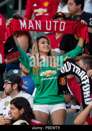 Carson, CA. 25. Juli, 2018. Manchester United Fans jubeln für Ihre Mannschaft während eines Spiels zwischen AC Mailand vs Manchester United am Mittwoch, Juli 25, 2018 an der StubHub Zentrum, Carson, CA. Manchester United besiegt AC Mailand 1-1 (9-8) Sanktionen. (Mandatory Credit: Juan Lainez/MarinMedia.org/Cal Sport Media) (Komplette Fotograf und Kreditkarte erforderlich) Credit: Csm/Alamy leben Nachrichten Stockfoto