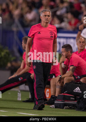 Carson, CA. 25. Juli, 2018. Manchester United Manager Jose Mourinho schreitet die Seitenlinie der während eines Spiels zwischen AC Mailand vs Manchester United am Mittwoch, Juli 25, 2018 an der StubHub Zentrum, Carson, CA. Manchester United besiegt AC Mailand 1-1 (9-8) Sanktionen. (Mandatory Credit: Juan Lainez/MarinMedia.org/Cal Sport Media) (Komplette Fotograf und Kreditkarte erforderlich) Credit: Csm/Alamy leben Nachrichten Stockfoto