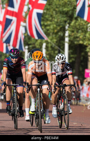 London, Großbritannien. 28. Juli 2018. Elite Frauen Reiter konkurrieren in der aufsichtsrechtlichen RideLondon Classique, die reichsten Frauen auf 1-Tage Rennen im Radsport. Das Rennen ist Teil der UCI Women World Tour und bietet den Zuschauern die Gelegenheit, die besten Frauen der Welt Radsport Teams kämpfen über 12 Runden eines geschlossenen 5,4 km Strecke mit Start und Ziel auf der Mall zu sehen. Credit: Mark Kerrison/Alamy leben Nachrichten Stockfoto