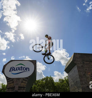 London, UK, 28. Juli 2018. Prudential RideLondon. Elite Studien Radfahrer die Massen im Green Park während der AUFSICHTSRECHTLICHEN RideLondon Festival unterhalten. Stockfoto