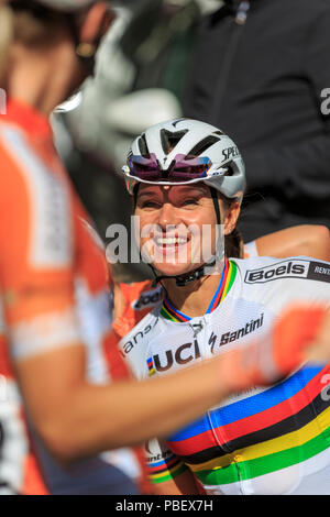 London, UK, 28. Juli 2018. Prudential RideLondon Classique. Weltmeister Chantal Blaak (boels Dolmans, NED) Witze mit ihren Mannschaftskameraden vor RideLondon Classique - 65 km Rennen um eine 5,4 km Strecke Finishing auf der Mall. Das Rennen wurde von Kirsten Wild (Wiggle-High 5, NED) gewonnen. Stockfoto