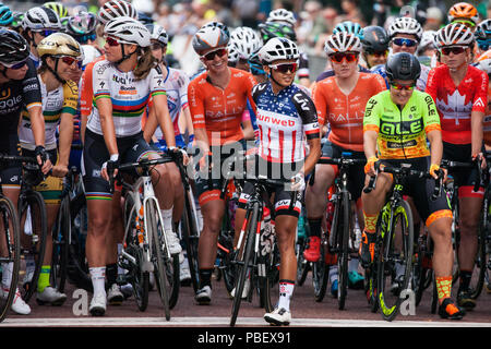 London, Großbritannien. 28. Juli 2018. Elite Frauen Reiter bereiten sich in der aufsichtsrechtlichen RideLondon Classique, die reichsten Frauen ist eine zu konkurrieren - Tag Rennen im Radsport. Das Rennen ist Teil der UCI Women World Tour und bietet den Zuschauern die Gelegenheit, die besten Frauen der Welt Radsport Teams kämpfen über 12 Runden eines geschlossenen 5,4 km Strecke mit Start und Ziel auf der Mall zu sehen. Credit: Mark Kerrison/Alamy leben Nachrichten Stockfoto