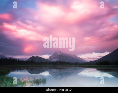 Peking, China. 19. Juli 2018. Foto am 19. Juli, 2018 zeigt Sonnenuntergang an der Vermillion Seen im Banff National Park, Kanada Rocky Mountains in Kanada. Credit: Zou Zheng/Xinhua/Alamy leben Nachrichten Stockfoto