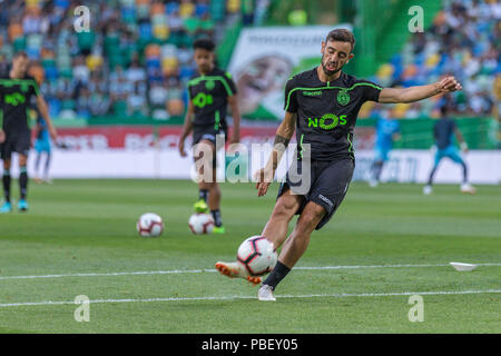 Juli 28, 2018. Lissabon, Portugal. Die Sportliche Mittelfeldspieler aus Portugal Bruno Fernandes (8) während des Warm up für das Spiel Sporting CP v Olympique de Marseille © Alexandre de Sousa/Alamy leben Nachrichten Stockfoto