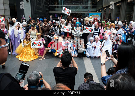 KUALA LUMPUR, Malaysia - 28. Juli: Malaysische Menschen stellt für Fotografie als Sie tragen ein Anime Kostüm während Foto Anruf auf der Japan Expo in Kuala Lumpur, Malaysia, am 28. Juli 2018. Der Japan Expo Malaysia statt drei - Tag begann Vom 27. Juli bis zum 29. Verfügt über Japan kultigsten kulturelle Symbole, Musik, Anime, Kunst, Bildung, Mode, Lebensmittel, reisen und leben Unterhaltung unter einem Dach in Malaysia. Foto von Nipponnews/Samsul sagte (MALAYSIA) Stockfoto