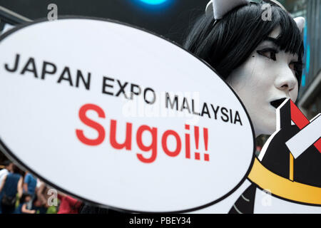 KUALA LUMPUR, Malaysia - 28. Juli: Ein Frauen stellt für Fotografie als sie trug ein Anime Kostüm während Japan Expo in Kuala Lumpur, Malaysia, am 28. Juli 2018. Der Japan Expo Malaysia statt drei - Tag begann Vom 27. Juli bis zum 29. Verfügt über Japan kultigsten kulturelle Symbole, Musik, Anime, Kunst, Bildung, Mode, Lebensmittel, reisen und leben Unterhaltung unter einem Dach in Malaysia. Foto von Nipponnews/Samsul sagte (MALAYSIA) Stockfoto
