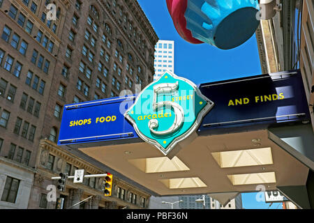 Die 5. Street Arcade befindet sich auf der Euclid Avenue im Zentrum von Cleveland, Ohio, über dem Eingang zu den architektonischen Wahrzeichen Colonial und Euclid Arcades Stockfoto