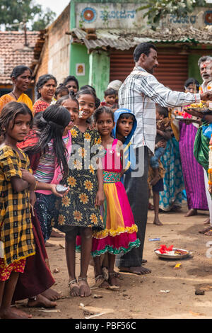 Belathur, Karnataka, Indien - November 1, 2013: Gruppe von lächelnden jungen Mädchen Abschied bieten die scheidenden pilgirms während der Zeremonie. Stockfoto