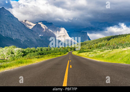 Entlang der Straße, die Sonne in den Rocky Mountains in Montana Glacier National Park Stockfoto