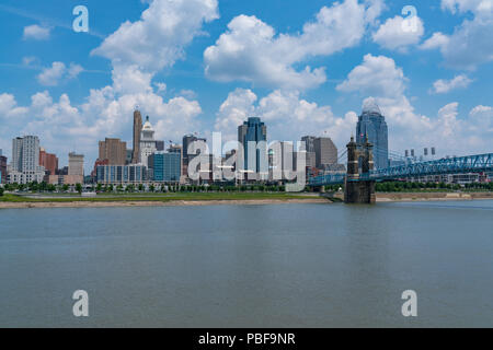 CINCINNATI, OH- 18. JUNI 2018: Cincinnati, Ohio City Skyline entlang dem Ohio River Stockfoto