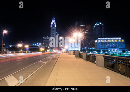 Night Skyline von Columbus, Ohio entlang der Breiten Straße Brücke Stockfoto