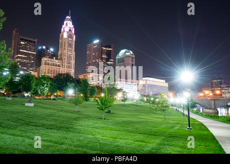 Columbus, Ohio city night skyline von Battelle Riverfront Park Stockfoto