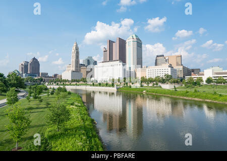 Columbus, Ohio City Night Skyline entlang der Scioto River Stockfoto