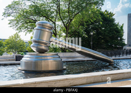 COLUMBUS, OH- - Juni 17, 2018: Edelstahl hammer Skulptur erstellt von Andrew Scott im Innenhof des Ohio justiziellen Center liegt in der Innenstadt Stockfoto