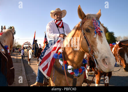 Die Teilnehmer warten die Tucson Rodeo Parade, Tucson, Arizona, USA, ein. Stockfoto