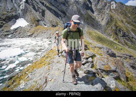 Aka Aotearoa Neuseeland, Südinsel, Mt Aspiring Nationalpark, Sibirien, See Tiegel, paar Wandern entlang der ridgeline, mit herrlichem Alpenblick Stockfoto