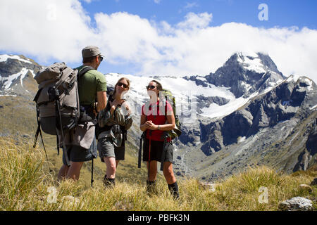 Neuseeland aka Aotearoa, South Island, Mount Aspiring National Park, Gillespie Pass, Gruppe von Menschen mit malerischen Blick auf Mt schrecklich. Model Released. Stockfoto