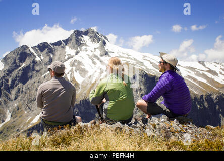 Neuseeland aka Aotearoa, South Island, Mount Aspiring National Park, Gillespie Pass, group Out an Bergen. Model Released. Stockfoto