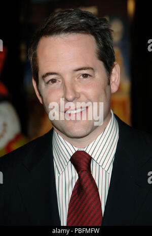 Matthew Broderick Ankunft an Deck die Hallen Premiere auf der Chinese Theatre in Los Angeles. headshot Lächeln Blickkontakt 02 BroderickMatthew 072 Red Carpet Event, Vertikal, USA, Filmindustrie, Prominente, Fotografie, Bestof, Kunst, Kultur und Unterhaltung, Topix Prominente Fashion/Vertikal, Besten, Event in Hollywood Leben - Kalifornien, Roter Teppich und backstage, USA, Film, Stars, Film Stars, TV Stars, Musik, Promis, Fotografie, Bestof, Kunst, Kultur und Unterhaltung, Topix, headshot, vertikal, eine Person aus dem Jahr 2006, Anfrage tsuni @ Gamma-USA. Stockfoto