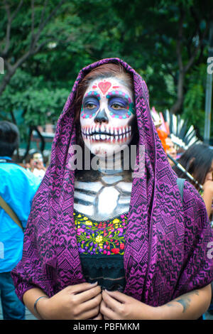 Mexiko-stadt, Mexiko,; 26. Oktober 2016: Porträt einer Frau, die am Tag der Toten Parade in Mexiko Stadt verbergen Stockfoto