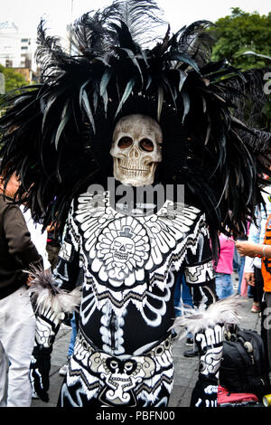 Mexiko-stadt, Mexiko,; 26. Oktober 2016: Porträt eines Mannes, der am Tag der Toten Parade in Mexiko Stadt verbergen Stockfoto