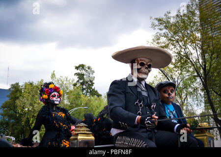 Mexiko-stadt, Mexiko,; 26. Oktober 2016: Die catrina auf einem Schlitten am Tag der Toten Parade in Mexiko Stadt Stockfoto