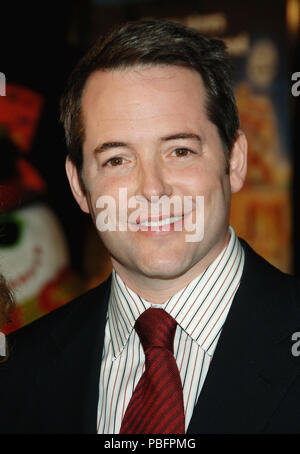Matthew Broderick Ankunft an Deck die Hallen Premiere auf der Chinese Theatre in Los Angeles. headshot Lächeln Blickkontakt 11 BroderickMatthew 034 Red Carpet Event, Vertikal, USA, Filmindustrie, Prominente, Fotografie, Bestof, Kunst, Kultur und Unterhaltung, Topix Prominente Fashion/Vertikal, Besten, Event in Hollywood Leben - Kalifornien, Roter Teppich und backstage, USA, Film, Stars, Film Stars, TV Stars, Musik, Promis, Fotografie, Bestof, Kunst, Kultur und Unterhaltung, Topix, headshot, vertikal, eine Person aus dem Jahr 2006, Anfrage tsuni @ Gamma-USA. Stockfoto
