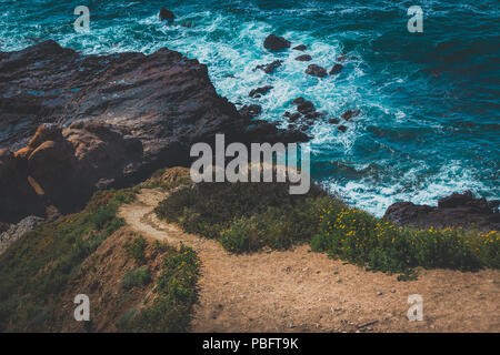 Wanderweg nach unten Kaskadieren des tückischen Klippen von flachen Felsen, Palos Verdes Estates, Kalifornien Stockfoto