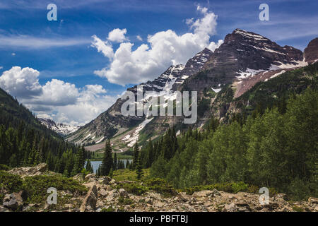 Atemberaubende kastanienbraunen Glocken und Kratersee in Snowmass Wildnis in Aspen, Colorado mit einem blauen Himmel und Wolken im Sommer Stockfoto