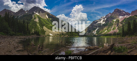 Panorama von Pyramid Peak (links), Maroon Bells (rechts), und Kratersee in Snowmass Wildnis in Aspen, Colorado mit einem blauen Himmel und Wolken im Sommer Stockfoto