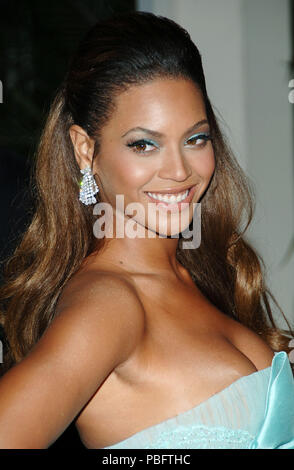 Beyonce Knowles bei der Ankunft im Traum Mädchen Premiere auf dem Wilshire Theatre in Los Angeles. headshot Lächeln 31 KnowlesBeyonce086 Red Carpet Event, Vertikal, USA, Filmindustrie, Prominente, Fotografie, Bestof, Kunst, Kultur und Unterhaltung, Topix Prominente Fashion/Vertikal, Besten, Event in Hollywood Leben - Kalifornien, Roter Teppich und backstage, USA, Film, Stars, Film Stars, TV Stars, Musik, Promis, Fotografie, Bestof, Kunst, Kultur und Unterhaltung, Topix, headshot, vertikal, eine Person aus dem Jahr 2006, Anfrage tsuni@Gamma-USA.com Stockfoto