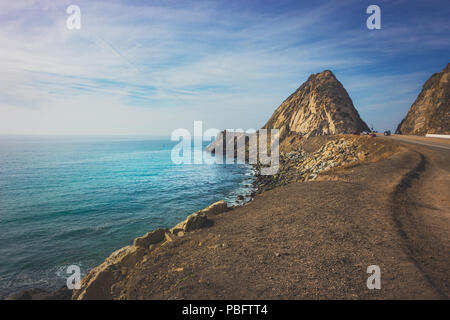 Felsenküste der Point Mugu Rock entlang Pacific Coast Highway, Point Mugu, Kalifornien Stockfoto