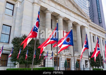 Ohio State Flags an die Landeshauptstadt im Capitol Square in Columbus, Ohio Stockfoto