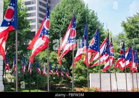 Ohio State Flags an die Landeshauptstadt im Capitol Square in Columbus, Ohio Stockfoto