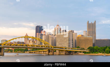 PITTSBURGH, PA - 16. JUNI 2018: Pittsburgh, Pennsylvania Skyline entlang der Allegheny River von North Shore Riverfront Park Stockfoto