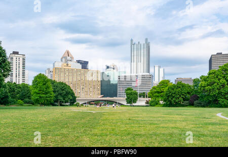 PITTSBURGH, PA - 16. JUNI 2018: Pittsburgh, Pennsylvania Skyline von Fort Pitt am Point State Park. Stockfoto