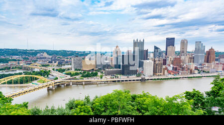 PITTSBURGH, PA - 16. JUNI 2018: Pittsburgh, Pennsylvania Skyline mit Blick auf den Allegheny Monongahela Rivers aus dem Grandview übersehen Stockfoto