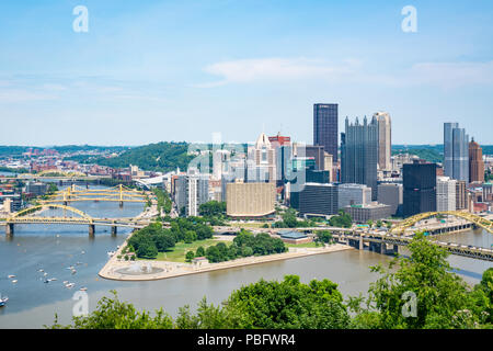 PITTSBURGH, PA - 16. JUNI 2018: Pittsburgh, Pennsylvania Skyline mit Blick auf den Allegheny Monongahela Rivers aus Sicht der Park im Süden Sh Stockfoto