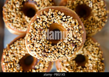 Frische donuts von Hand gefertigt Stockfoto