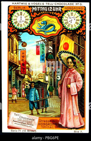 . Englisch: Hongkong Straße auf eine frühe 20. Jahrhundert collector Card aus Preußischen Schokoladenhersteller aus Dresden, Hartwig & Vogel. Das ist die Nr. 7 in der Serie cenes aus um das Wort. Der Qing Dynastie Emblem sowie (was aussieht wie) eine japanische Flagge kann auf der Abbildung ersichtlich, obwohl Hongkong damals von Großbritannien als britische Kolonie regiert wurde. Français: Rue de Hong-Kong au Début du 20ème siècle représentée sur une Carte à collectionner du Hersteller de chocolat Prusse de Dresde, Hartwig & Vogel. Dans la Série cènes d'autour le monde-Midi à Berlin', Carte n° 7. Stockfoto