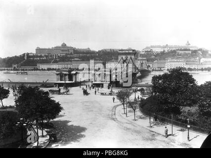 1594 Széchenyi István (Ferenc József) tér, szemben ein Lánchíd és a budai Vár. Eine felvétel 1898 körül készült. 57551 Fortepan Stockfoto