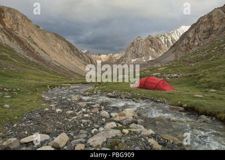 Alpine Camp auf dem epischen Höhen von Alay route, Alay, Kirgistan Stockfoto