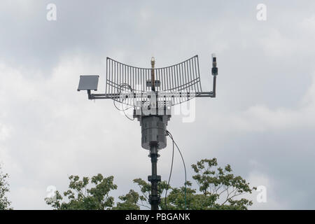 Antenne für Radio, Mobilfunk auf dem Dach des Autos. Stockfoto