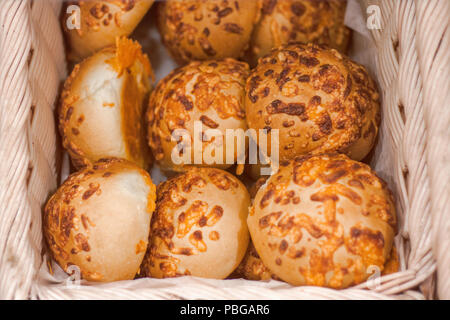 Nahaufnahme Makroaufnahme von runden frische Käse Brötchen im Korb mit weißem Papier Stockfoto