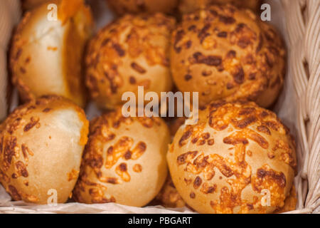 Nahaufnahme Makroaufnahme von runden frische Käse Brötchen im Korb mit weißem Papier Stockfoto