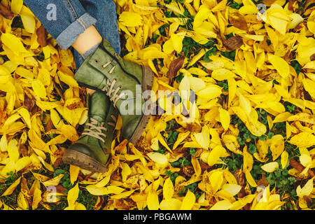 Schuhe in gelben Blätter im Herbst Stockfoto