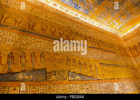 Hieroglyphen im Grab von Ramses IV oder Ramses IV (KV 2) im Tal der Könige, Theben, Luxor, Ägypten, Afrika Stockfoto