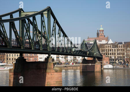 Eiserne Brücke über den Main, Frankfurt am Main, Hessen, Deutschland, Europa Stockfoto