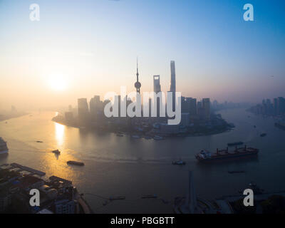 Luftaufnahme der Stadt Shanghai am Hafen Stockfoto