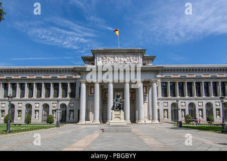 Madrid, Spanien, April 2017: Statue von Cervantes auf der Hauptfassade des Prado Museum in Madrid Stockfoto